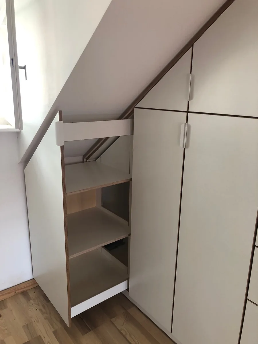 Einbauschrank unter der Dachschräge: das kleinste Fach ist als Schubkastenregal ausgeführt, ein herausziehbares Regal mit drei Böden, hier ausgezogen.